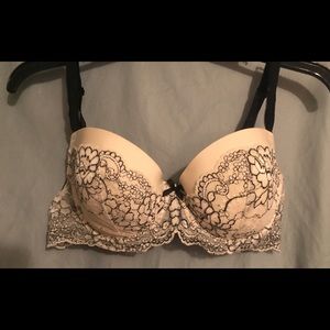 Victoria's Secret Bra 34DD. Perfect condition!